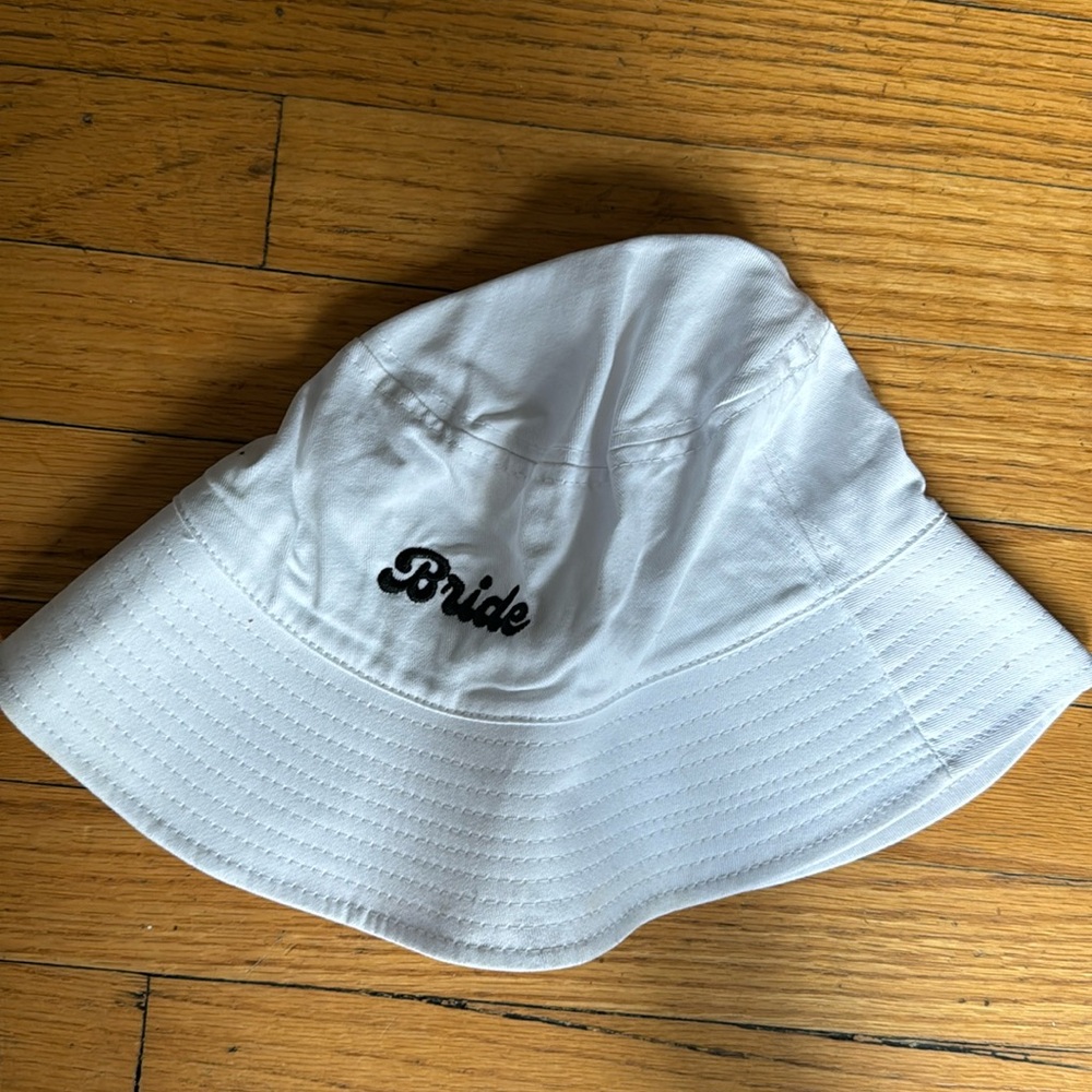 Xo, Fetti Bride Bucket Hat
